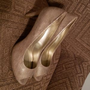 Like new women's Bandolino gold pump size 10